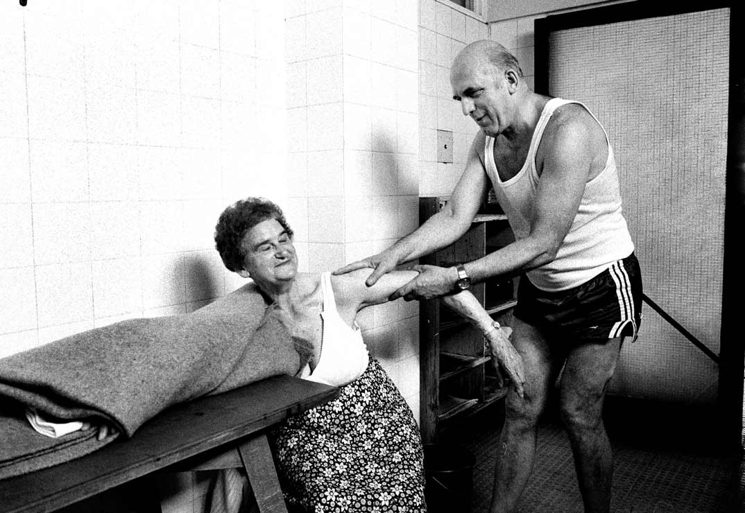 Massage in einem Öffentliches Bad in der Baerwaldstrasse, Berlin,1983 West Berlin 80iger