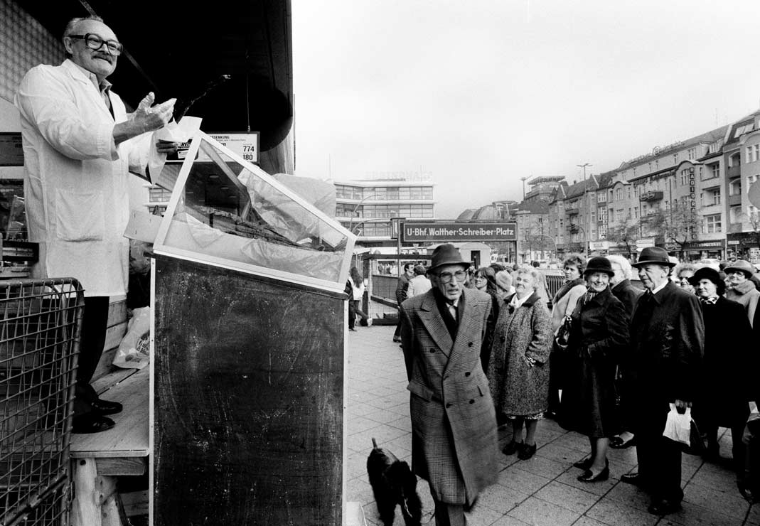 Marktverkäufer, West-Berlin 1981 by Christian Schulz ,Streetphotography Steglitz Schlosstrasse West Berlin Fotografen