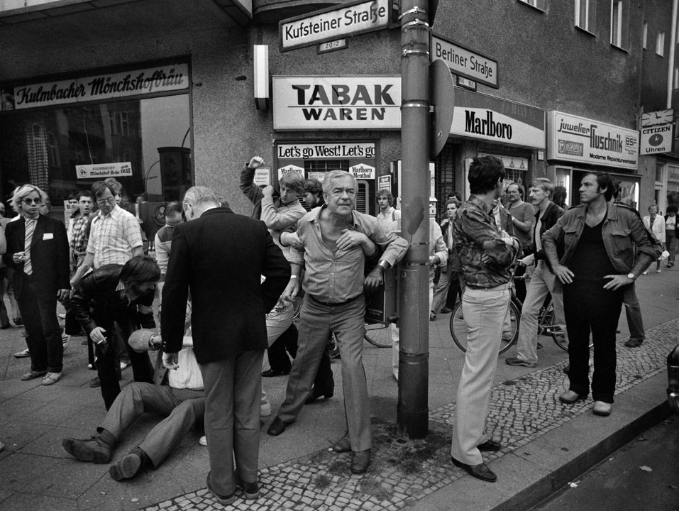 Berliner reagieren auf eine vorbei ziehende Demonstration,West Berlin, 1981 by Christian Schulz, Streetphotography Berlin, die wilden achtziger west-berlin westen