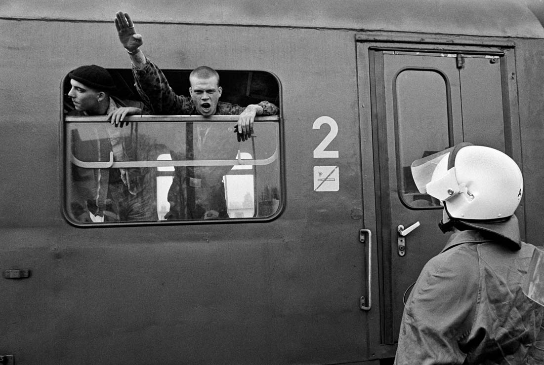 Nazi mit Hitlergruß unter Polizeibeobachtung  Halbe,1992  by Christian Schulz