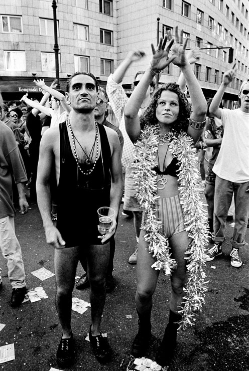 Love Parade auf dem Kurfürstendamm Berlin 1994 by Christian Schulz , Streetphotography Strassenfotografie West Berlin Fotografen