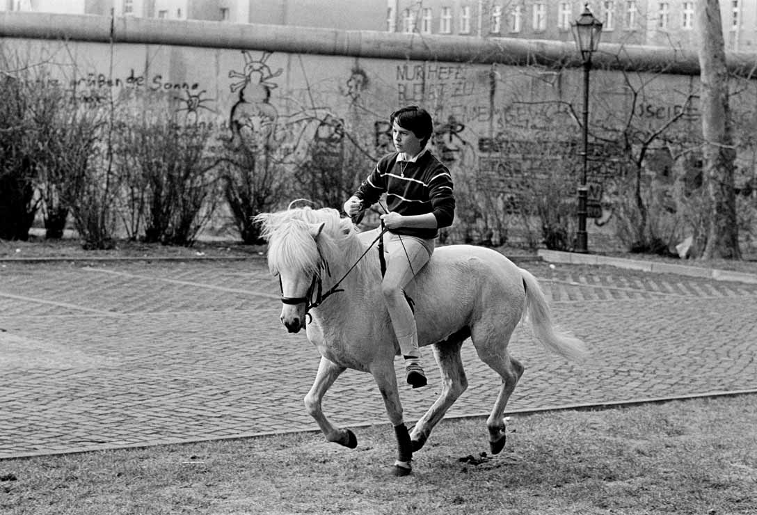 Kreuzberg Bethaniendamm, Berlin 1985 by Christian Schulz, Streetphotography Strassenfotografie Berlin, die wilden achtziger west-berlin