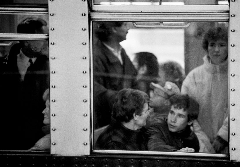 MAUERFALL 1989  Überfüllte S-Bahn am Zoologischer Garten,1989, Berlin