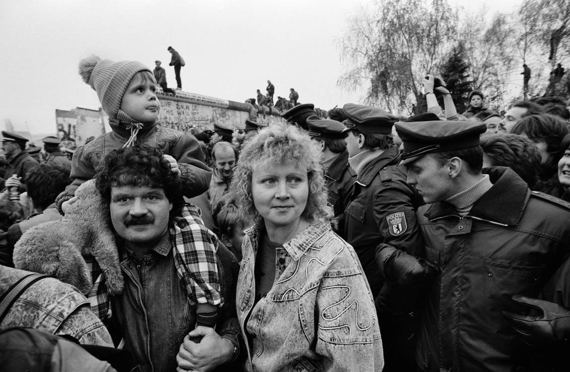 MAUERFALL  Familie mit Kind bei der Öffnung der Mauer am Potsdamerplatz  12.11.1989