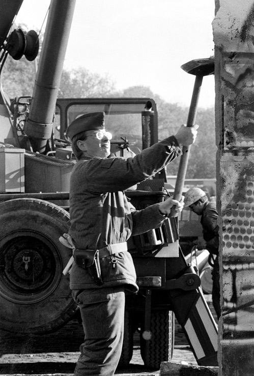 The Fall of the Berlin Wall, Mauerfall, Schlesischestraße, Berlin 1989