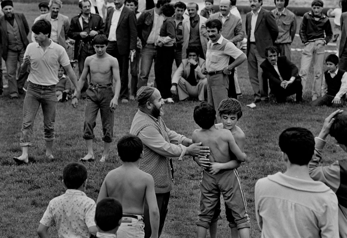 Türkische Ringkämpfe im Görlitzer Park Berlin 1983 Streetphotography Berlin, die wilden achtziger west-berlin