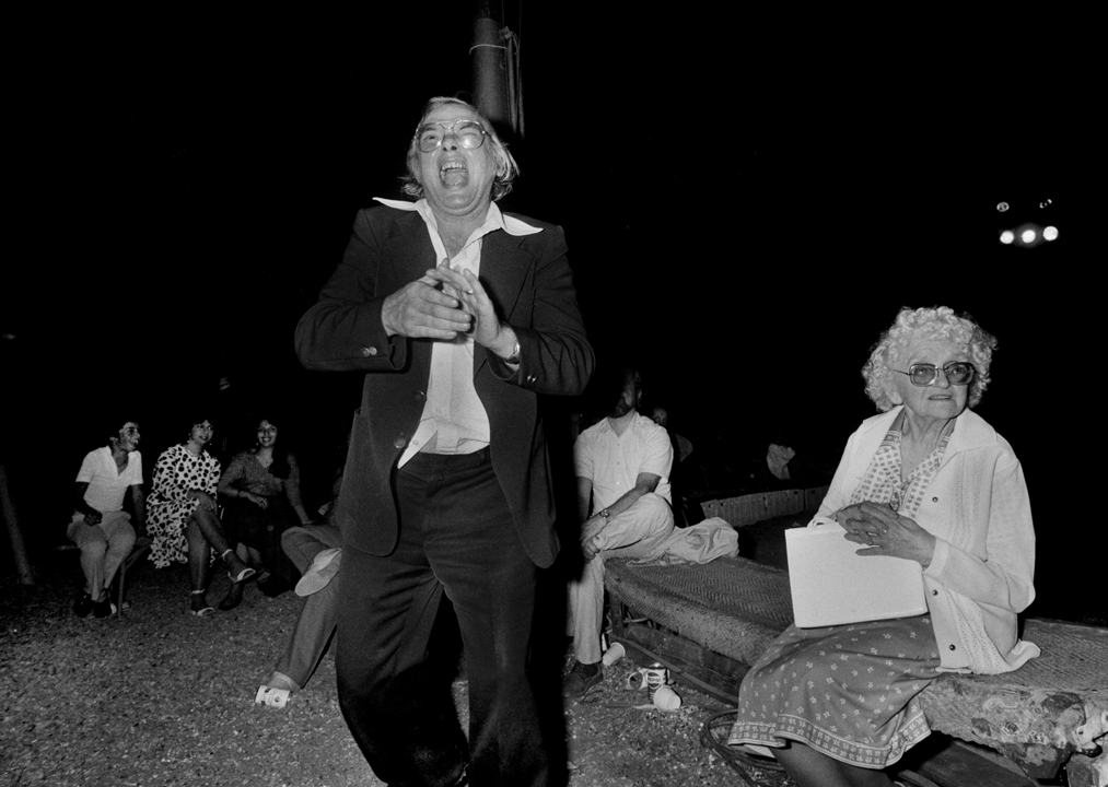 Zuschauer eines Sinti Roma Festivals im Tempodrom Berlin 1985, Die wilden Achtziger Jahre West-Berlin  80 iger by Christian Schulz Strassenfotografie  Streetphotography Berlin