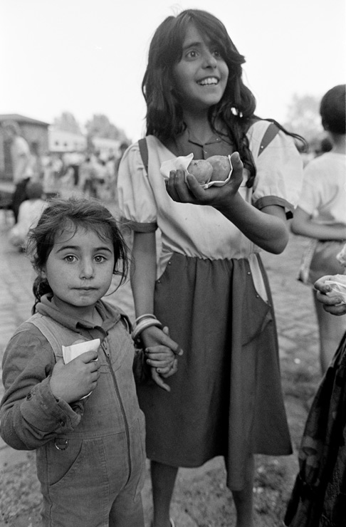 Kinder bei einem Straßenfest in Kreuzberg Berlin 1988 by Christian Schulz ,Streetphotography, die wilden achtziger west-berlin