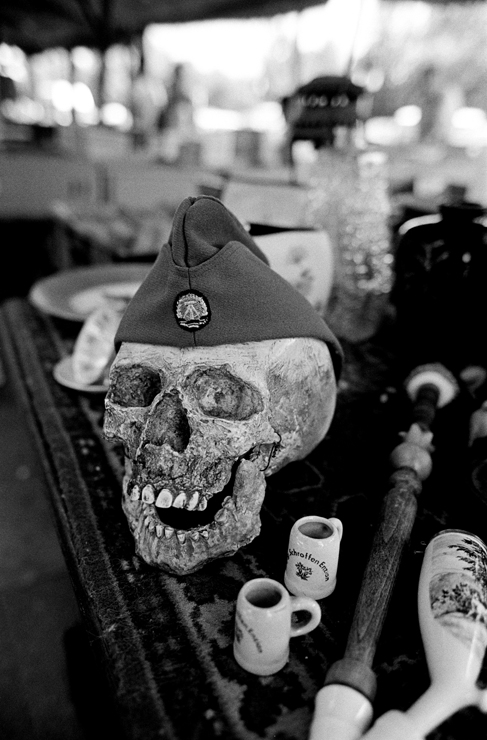 NVA Mütze auf einem Totenkopf Flohmarkt Berlin 1990